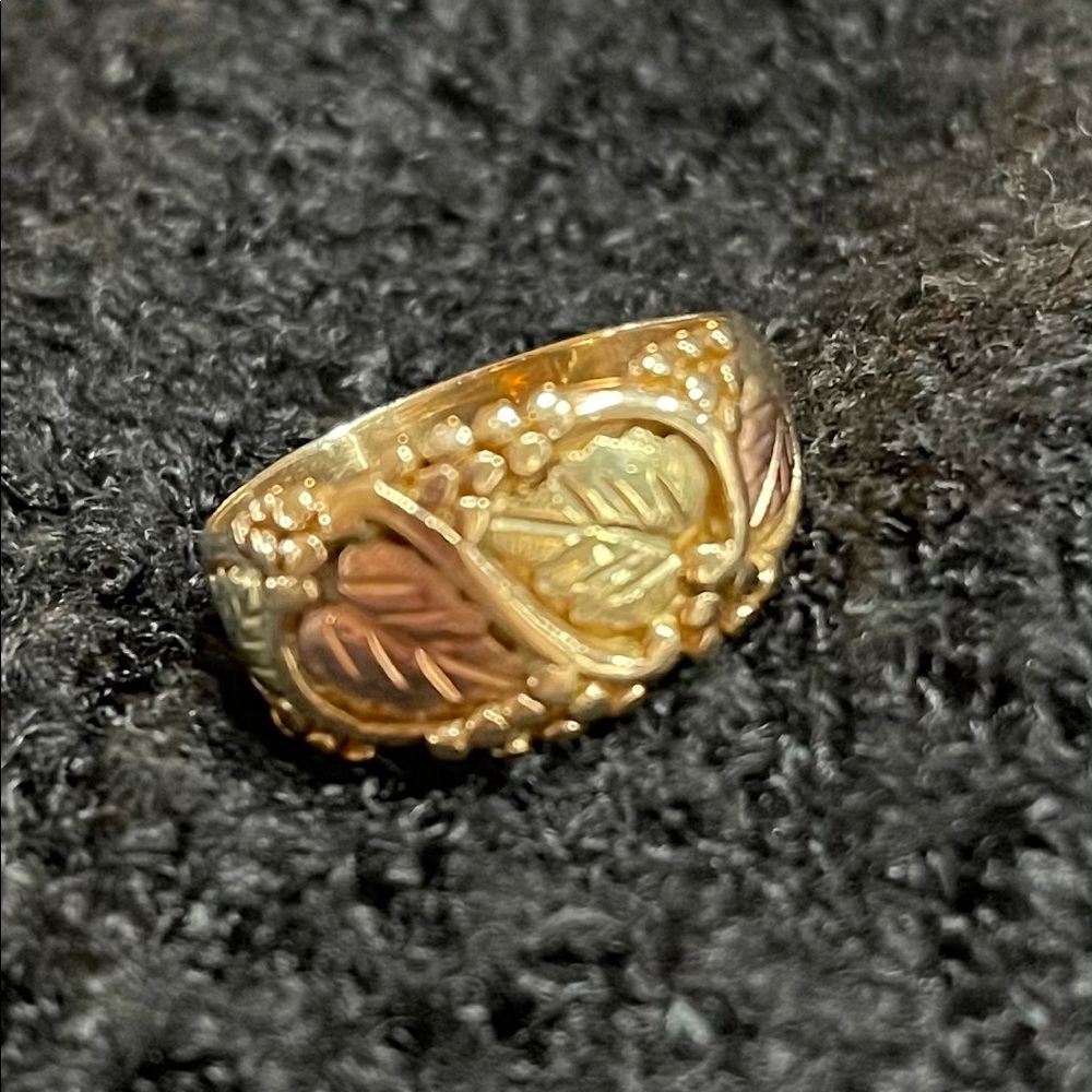 10k gold gorgeous black hills gold ring!